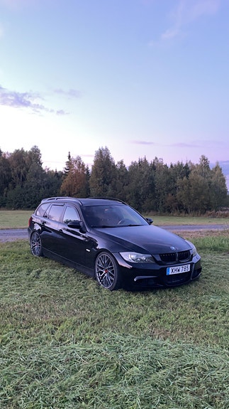 BMW 320i 2 of 7