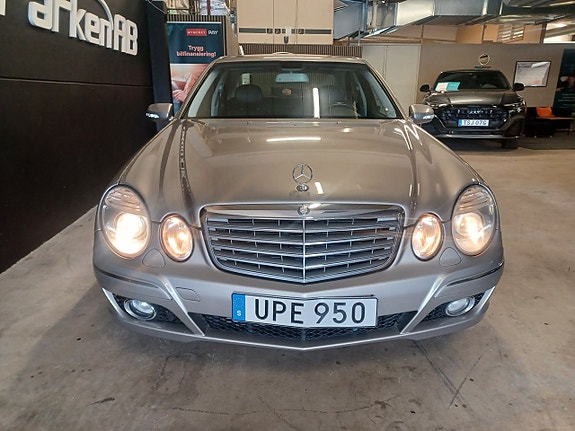 Mercedes-Benz E220 3 of 17