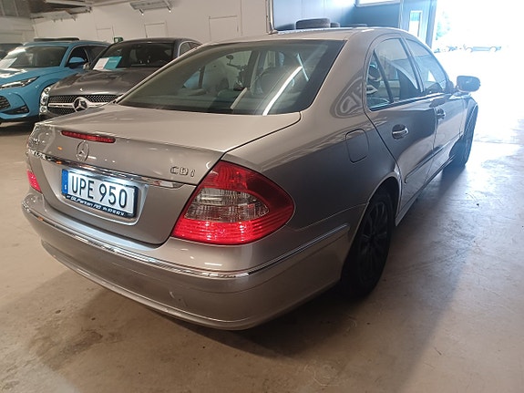 Mercedes-Benz E220 7 of 17