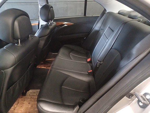 Mercedes-Benz E220 11 of 17