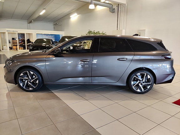 Peugeot 308 SW 2 of 8