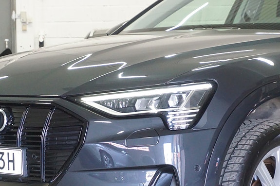 Audi e-tron 29 of 30
