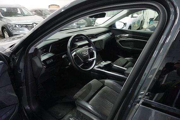 Audi e-tron 13 of 30