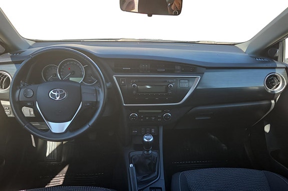 Toyota Auris 12 of 18