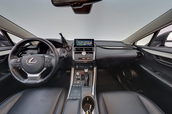 Lexus NX300h 13 of 30