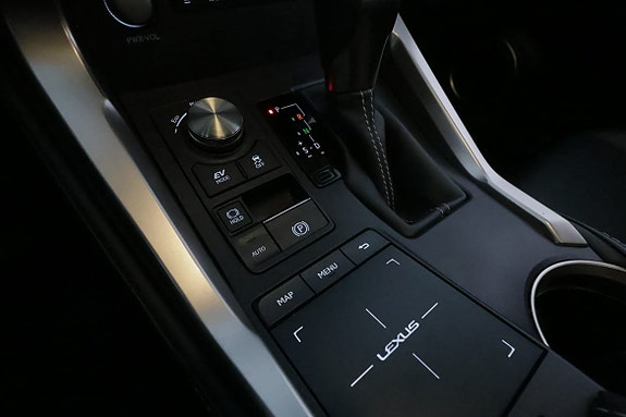 Lexus NX300h 24 of 30