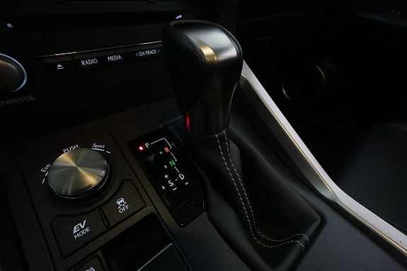 Lexus NX300h 23 of 30