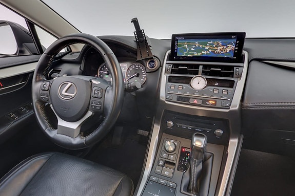 Lexus NX300h 14 of 30