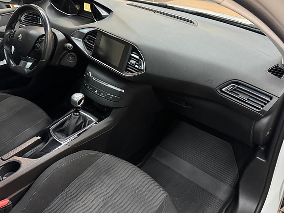 Peugeot 308 8 of 17