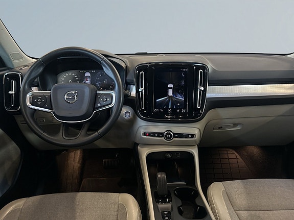 Volvo XC40 8 of 19
