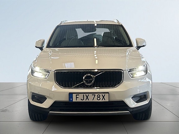 Volvo XC40 2 of 19