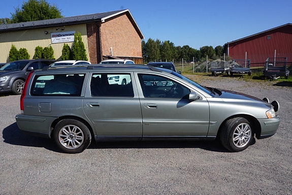 Volvo V70 3 of 7