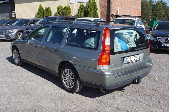 Volvo V70 2 of 7