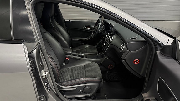 Mercedes-Benz CLA250 16 of 26