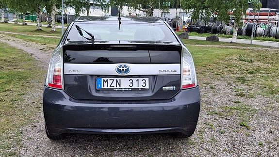Toyota Prius Plug-in Hybrid 4 of 9