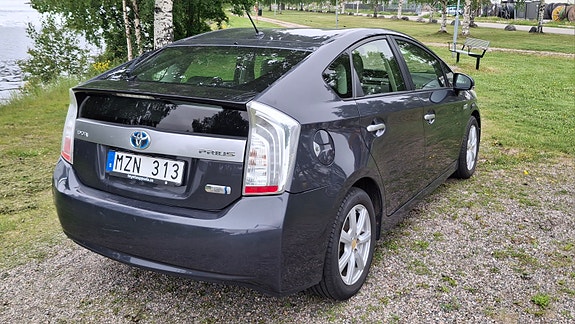 Toyota Prius Plug-in Hybrid 5 of 9