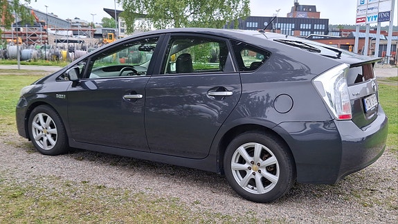 Toyota Prius Plug-in Hybrid 3 of 9