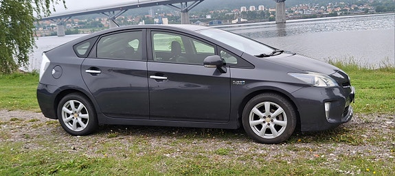Toyota Prius Plug-in Hybrid 2 of 9