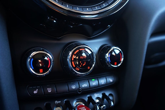 MINI Cooper 13 of 17