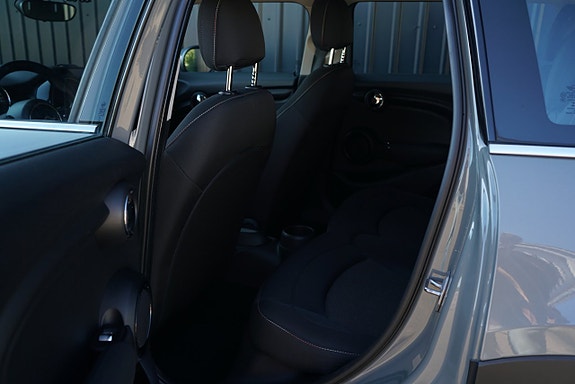 MINI Cooper 9 of 17
