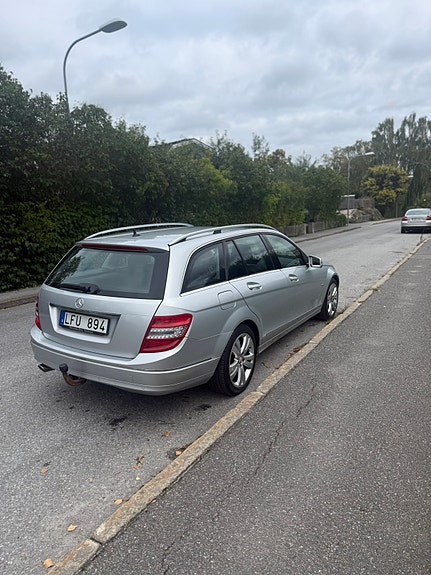 Mercedes-Benz C220 4 of 6