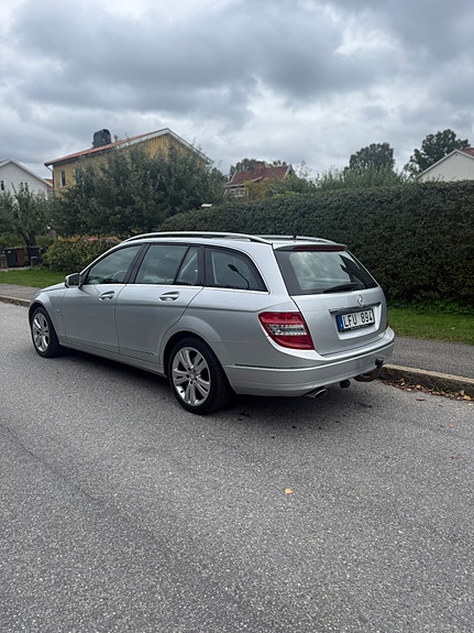 Mercedes-Benz C220 3 of 6