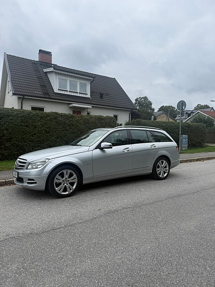 Mercedes-Benz C220 2 of 6