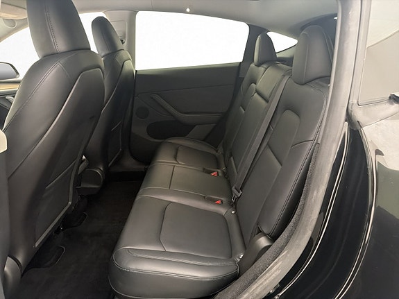 Tesla Model Y 28 of 30