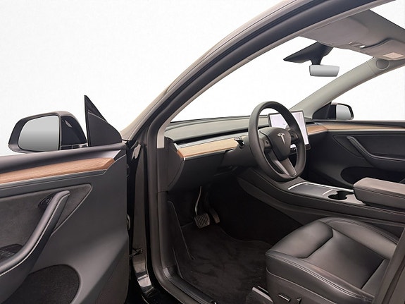 Tesla Model Y 10 of 30