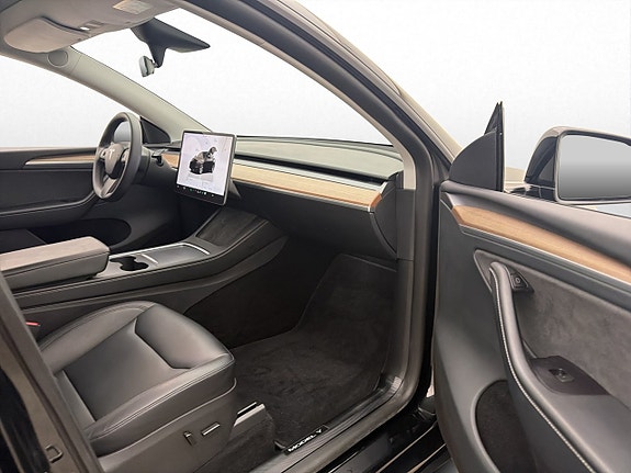Tesla Model Y 27 of 30