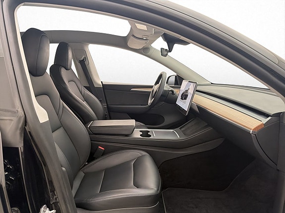 Tesla Model Y 26 of 30