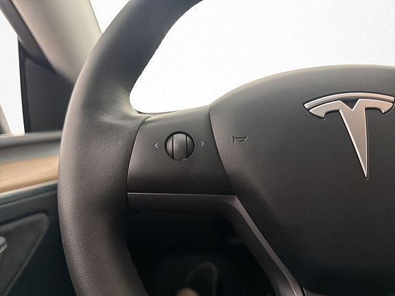 Tesla Model Y 14 of 30
