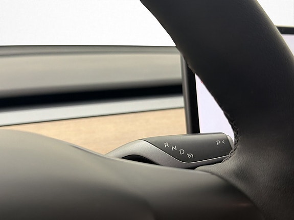Tesla Model Y 16 of 30
