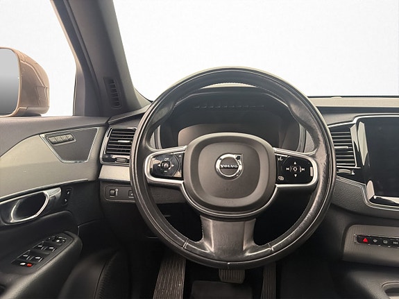Volvo XC90 11 of 30
