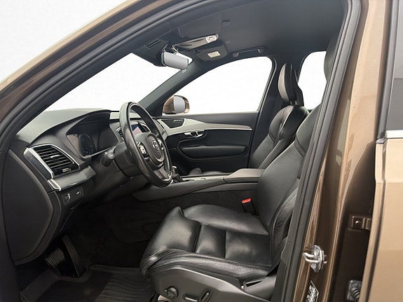 Volvo XC90 10 of 30