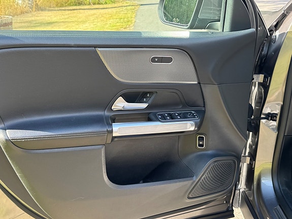 Mercedes-Benz GLB200 16 of 24