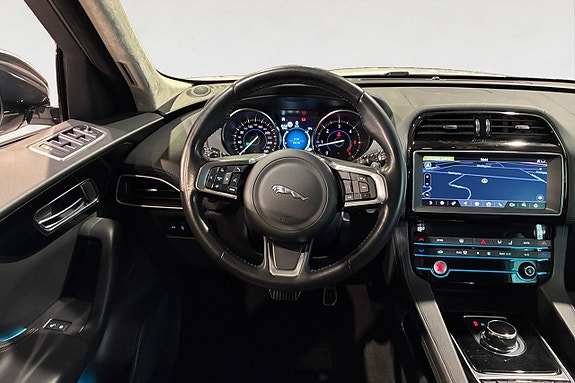 Jaguar F-PACE 13 of 18
