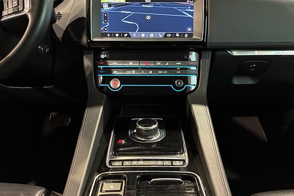 Jaguar F-PACE 12 of 18