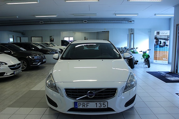Volvo V60 2 of 9