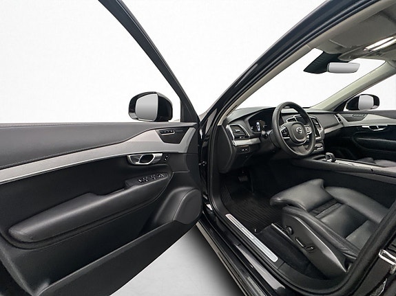 Volvo XC90 10 of 30