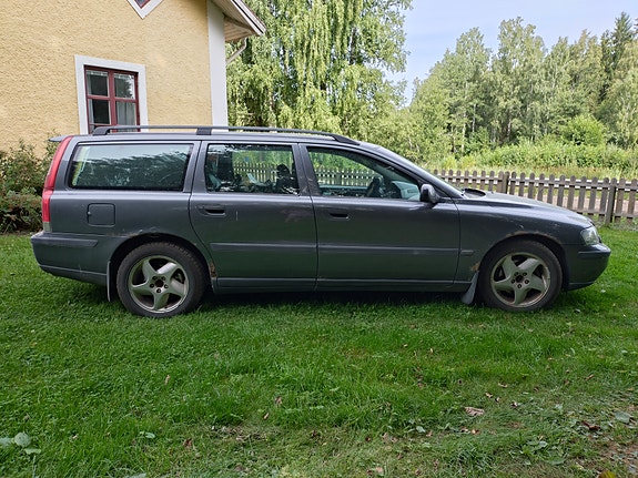 Volvo V70 2 of 6