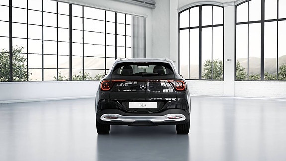 Mercedes-Benz GLA250+ 5 of 9