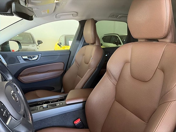 Volvo XC60 10 of 16