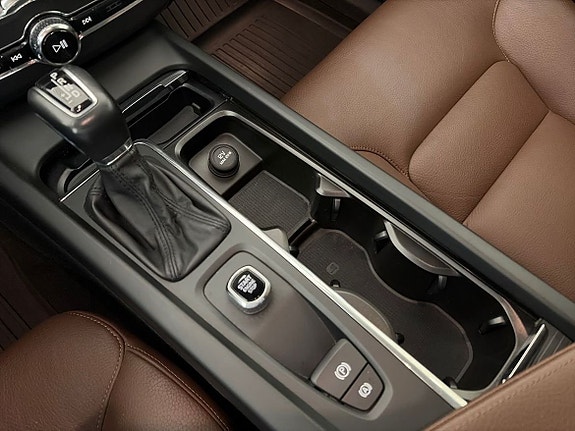 Volvo XC60 14 of 16