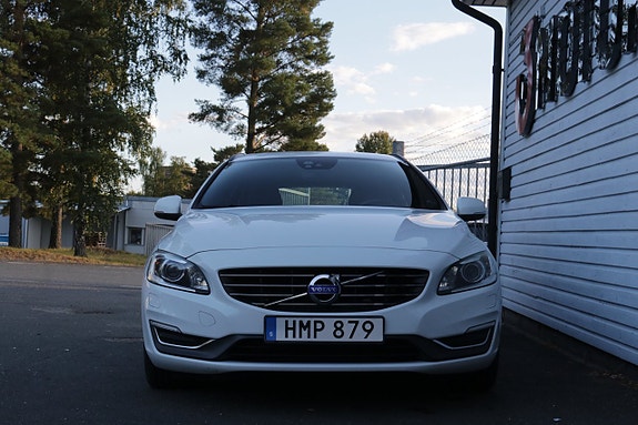 Volvo V60 2 of 15