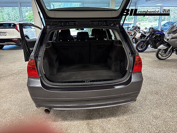 BMW 320i 7 of 15