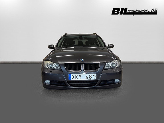 BMW 320i 4 of 15