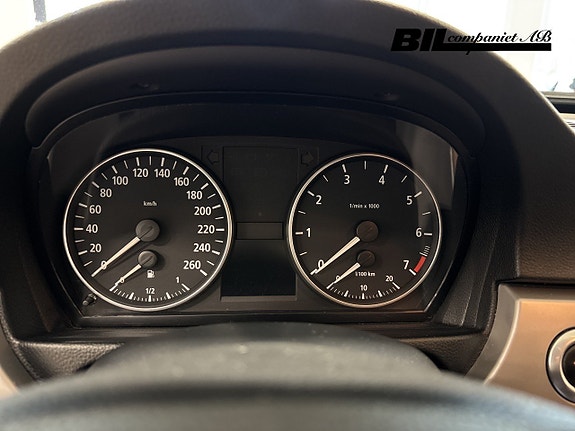BMW 320i 11 of 15