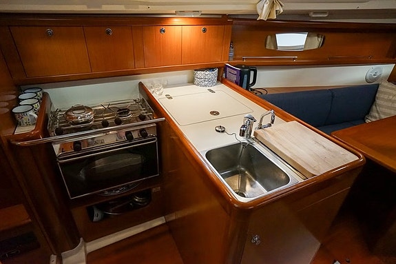 Beneteau Oceanis 31 – välutrustad och rymlig familjeseglare 5 of 13