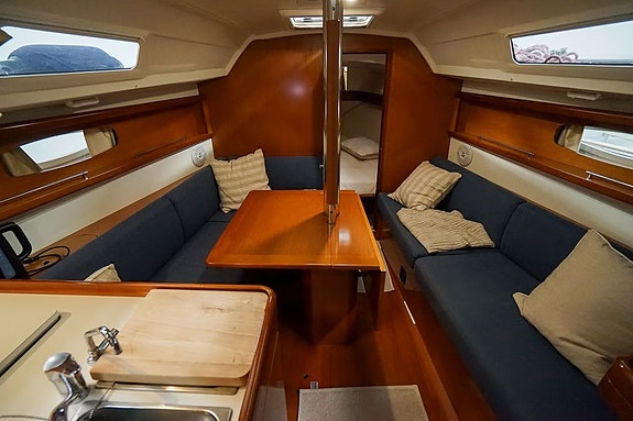 Beneteau Oceanis 31 – välutrustad och rymlig familjeseglare 3 of 13